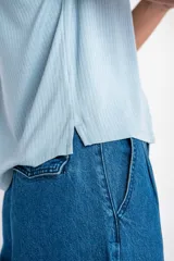 Remera celeste de punto canalé, corte holgado y mangas cortas.