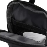 Bolso tipo mini pouch marca Caterpillar, color negro con diseño geométrico y etiqueta lateral amarilla con el logo de la marca. Cuenta con cierre de cremallera y gancho mosquetón superior.