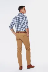 Pantalón marrón claro de corte skinny, con bolsillos laterales y traseros, confeccionado en tejido flexible con spandex.