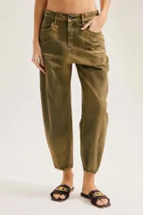 Jean slouchy de tiro alto, color verde militar con efecto desgastado, de corte relajado y silueta barrel con piernas curvadas y botamangas ajustadas.