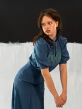 Falda larga azul con efecto degradado en verde, de corte a la cintura con dos bolsillos laterales y cierre invisible. Confeccionada en algodón tipo seda y teñida a mano.