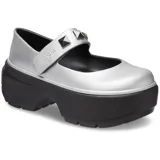 Zapatos tipo Mary Jane de Crocs con plataforma alta y suela chunky negra con textura texturizada. Parte superior metalizada en color gris con tira ajustable en el empeine adornada con una tachuela piramidal.