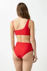Bombacha de bikini tiro alto color rojo.