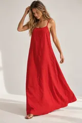 Vestido largo rojo con tirantes finos, escote recto y silueta amplia y fluida de corte A.