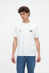 Remera de manga corta color blanco con diseño gráfico fotográfico y texto en el frente.