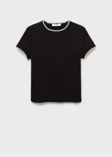 Camiseta negra de algodón con cuello redondo y mangas cortas con ribetes blancos en contraste.