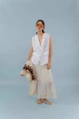 Chaleco color amarillo pastel de lino, sin mangas, con cuello solapa y cierre frontal con dos botones.