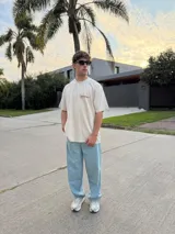 Pantalón de jean estilo baggy, de corte holgado y tiro medio, confeccionado en denim de tela pesada en tono celeste claro.