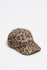 Gorra de béisbol confeccionada en algodón con estampado de leopardo en tonos marrones y beige. Presenta el nombre de la marca Bimba y Lola bordado en el frente en color blanco, visera curva y diseño de seis paneles.