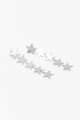 Aros colgantes plateados en forma de cadena de estrellas.