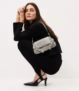 Pantalón legging negro de punto acanalado con estribo en el talón y cintura alta, de corte ajustado al cuerpo.