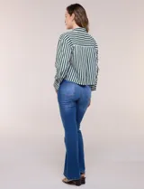 Camisa crop de manga larga con diseño de rayas verticales verdes y blancas, cuello camisero clásico y cierre frontal de botones.