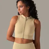 Top deportivo blanco de punto acanalado, con cuello alto y cierre frontal con cremallera.