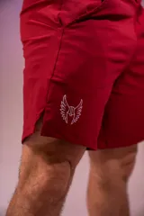 Short deportivo de lycra color bordó con cintura elástica ajustable con cordón. Presenta un logo estampado en la pierna izquierda y bolsillos laterales.