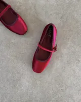 Ballerina estilo Mary Jane confeccionada en terciopelo color fucsia, con forro interior de cuero y tira ajustable con hebilla sobre el empeine.