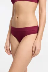 Bombacha de bikini color vino tinto, tiro bajo, confeccionada en tejido de punto canalé.