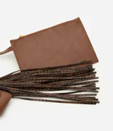 Bolso tipo bucket grande Satinato en color marrón, confeccionado en PU. Presenta asa de hombro ajustable, herrajes metálicos dorados, detalle de borla decorativa lateral con textura símil serpiente y un pequeño monedero o estuche removible con cierre unido por una tira.