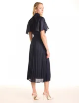 Vestido midi color beige de satén, marca Julia Jordan. Cuello alto con punto smock, mangas amplias de estilo fluido y cintura elastizada también con punto smock. La falda tiene una caída fluida con plisado. Cierre posterior con abertura ojal y botones. Forro interno a tono.