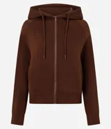 Saco femenino de algodón con capucha ajustable, mangas largas, cierre frontal con cremallera y bolsillos laterales.