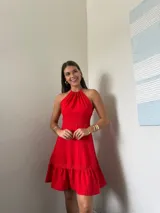 Vestido corto color celeste con espalda descubierta, tirantes finos y detalles de encaje en la cintura y el ruedo, con falda con volado.