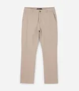 Pantalón chino de corte recto confeccionado en sarga de algodón con un toque de elastano. Presenta cierre frontal con botón y cremallera, bolsillos laterales funcionales y bolsillos traseros. Diseño de estilo sastrero versátil para looks casuales o formales.