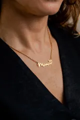 Collar de cadena fina con dije de la palabra 'Mamá' en cursiva y un pequeño corazón al final.