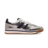 Championes American Sport Resh Shine, color plateado con efecto craquelado, detalles en azul marino y blanco, y suela de goma color caramelo.