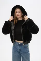 Campera bomber negra de piel sintética con capucha de piel sintética, cierre frontal con cremallera, bolsillos laterales y puños y bajo acanalados.