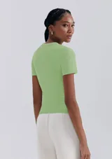 Top de manga corta, color negro, con cuello redondo y tejido acanalado.