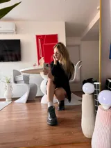 Zapato mocasín negro de cuero charol con diseño tipo reptil, cordones y suela track.