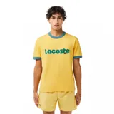 Remera amarilla de Lacoste con cuello redondo y mangas cortas con ribete azul. Estampa frontal con el logo de la marca en verde.