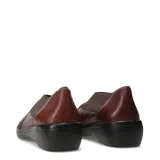 Zapatos casuales de mujer color negro, confeccionados en cuero con paneles elásticos cruzados en el empeine para un ajuste cómodo. Presentan una suela de plataforma baja y diseño sin cordones.