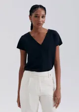 Blusa color naranja de lino con escote en V y mangas cortas.