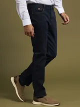Pantalón de jean azul oscuro, de corte recto.