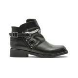 Bota corta de cuero negro con diseño de caña arrugada, detalle de hebilla lateral y apliques metálicos circulares. Cuenta con taco bajo cuadrado y punta redondeada.