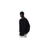 Camisa Oxford Fear of God Essentials de color negro, corte oversize, cuello clásico, cierre frontal con botones y bolsillos con solapa en el pecho.