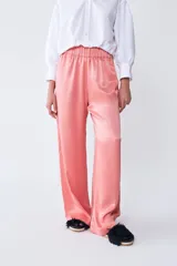 Pantalón de vestir color salmón, de corte recto y tiro alto, con cintura elástica y cordón ajustable.