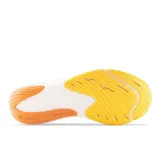 Championes de running New Balance FuelCell Rebel v3, color verde claro con detalles en azul marino, blanco y amarillo.