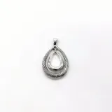 Dije de plata 925 con forma de lágrima, diseño trenzado en el borde y lágrima lisa en el centro.