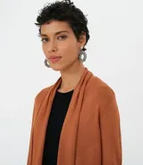 Cardigan largo de tejido de punto, color terracota, con mangas largas y diseño abierto sin cuello ni cierres.