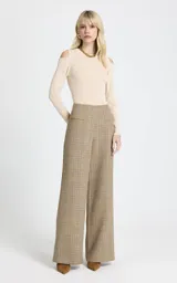 Sweater de punto fino color beige, con diseño de hombros descubiertos, cuello redondo y mangas largas ajustadas.