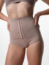 Bombacha modelante de tiro alto en microfibra, con panel frontal de compresión con cierre de ganchos y diseño que llega hasta debajo del busto. Cuenta con silicona antideslizante en el borde superior y fundillo de algodón.