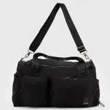 Bolso deportivo Bubba color negro, con múltiples bolsillos frontales con cierre, compartimento lateral para calzado, doble asa de mano y correa ajustable para el hombro con logo grabado.