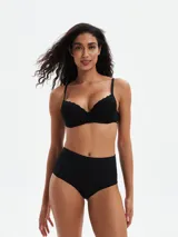 Bombacha de tiro alto, color negro, con efecto de compresión y terminaciones lisas.