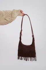 Cartera bandolera marrón de gamuza con flecos.