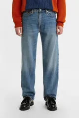 Jeans de corte holgado y tiro medio, confeccionados en denim de algodón con un ligero toque de elastano. Presentan un lavado medio clásico, diseño de cinco bolsillos y cierre frontal con botón y cremallera.