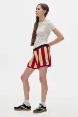Short de tiro medio, tejido con rayas verticales en rojo y amarillo.
