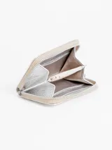 Billetera compacta de cuero plateado, con cierre perimetral y logo grabado en el frente.