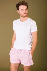 Short de baño azul marino con estampado de flores celestes, cintura elástica regulable con cordón y bolsillos laterales.