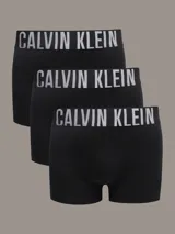 Pack de tres boxers ajustados de algodón con cintura elástica distintiva de la marca Calvin Klein con logo estampado en contraste.